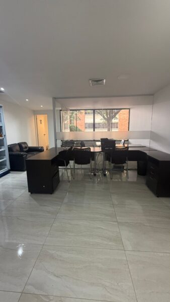 Oficina amoblada en arriendo – Edificio Colmena | Milla de Oro – El Poblado