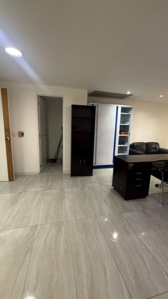 Oficina amoblada en arriendo – Edificio Colmena | Milla de Oro – El Poblado