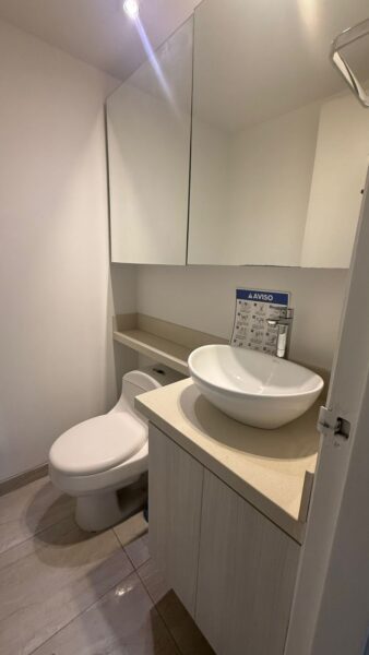 Oficina amoblada en arriendo – Edificio Colmena | Milla de Oro – El Poblado