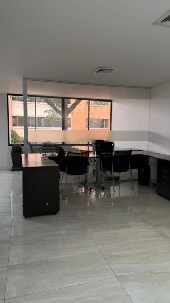 Oficina amoblada en arriendo – Edificio Colmena | Milla de Oro – El Poblado