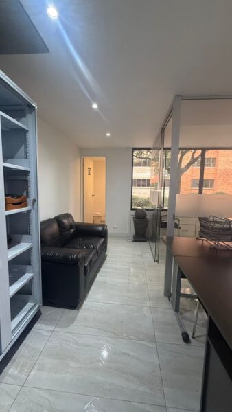 Oficina amoblada en arriendo – Edificio Colmena | Milla de Oro – El Poblado