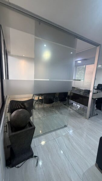 Oficina amoblada en arriendo – Edificio Colmena | Milla de Oro – El Poblado