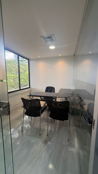 Oficina amoblada en arriendo – Edificio Colmena | Milla de Oro – El Poblado