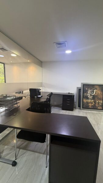 Oficina amoblada en arriendo – Edificio Colmena | Milla de Oro – El Poblado
