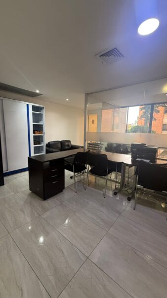 Oficina amoblada en arriendo – Edificio Colmena | Milla de Oro – El Poblado