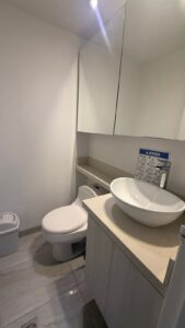 Oficina amoblada en arriendo – Edificio Colmena | Milla de Oro – El Poblado